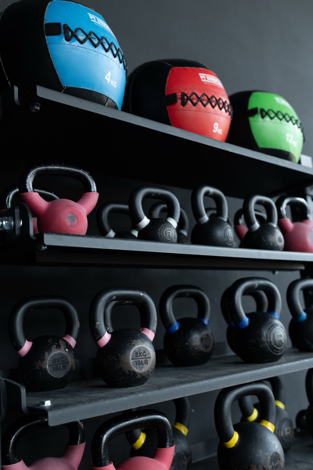 Kettlebells en medicine balls aan de wand